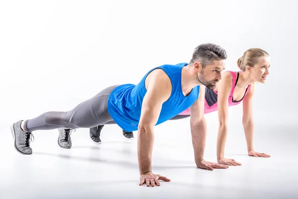 Couple faisant l'exercice de planche — Photo de stock