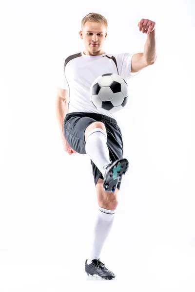Футболист упражняется с мячом — стоковое фото