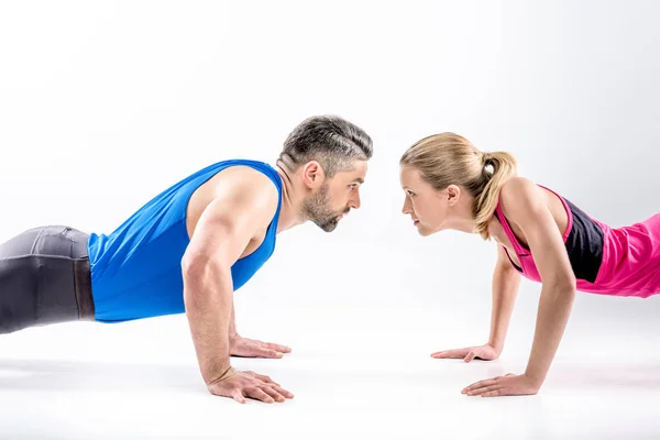 Couple doing push ups — Stock Photo