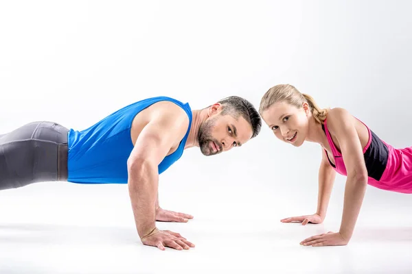 Coppia facendo flessioni — Foto stock