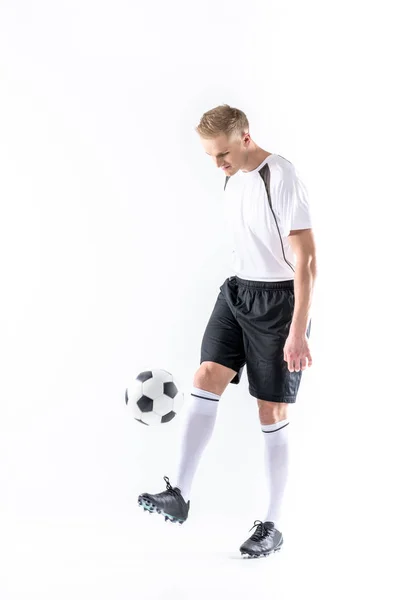 Jugador de fútbol haciendo ejercicio con pelota - foto de stock