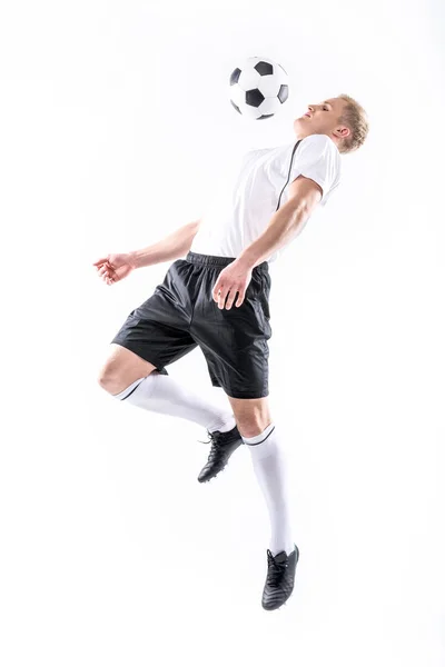 Футболист упражняется с мячом — стоковое фото
