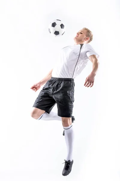 Fußballer trainiert mit Ball — Stockfoto