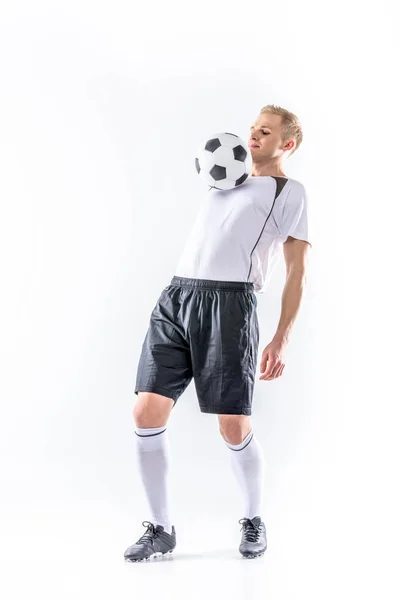 Joueur de football faisant de l'exercice avec ballon — Photo de stock