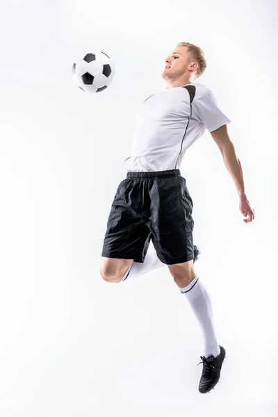 Jogador de futebol exercitando com bola — Fotografia de Stock