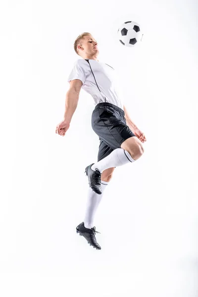 Jogador de futebol exercitando com bola — Fotografia de Stock