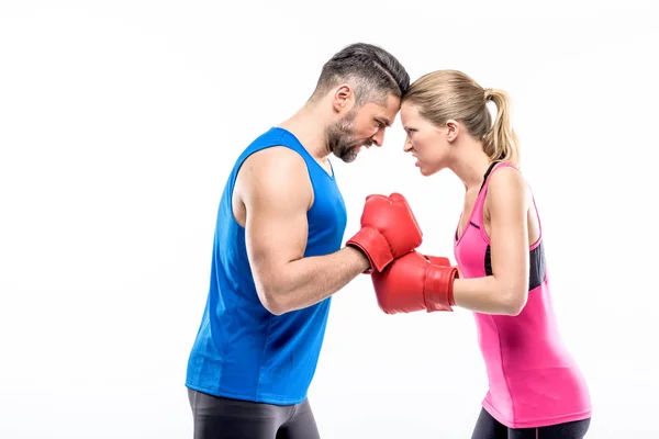 Hombre y mujer en guantes de boxeo - foto de stock