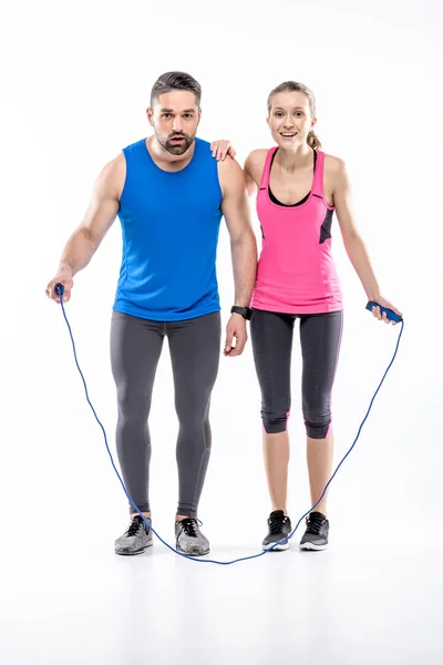 Pareja deportiva con cuerda para saltar - foto de stock