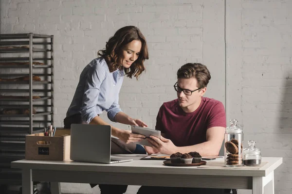 Homme et femme utilisant une tablette numérique — Photo de stock