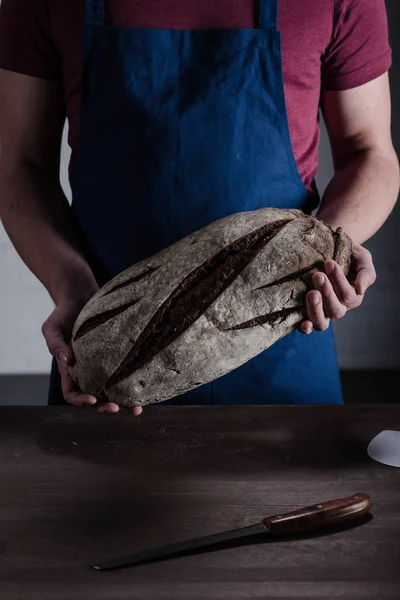 Panettiere con pane in mano — Foto stock