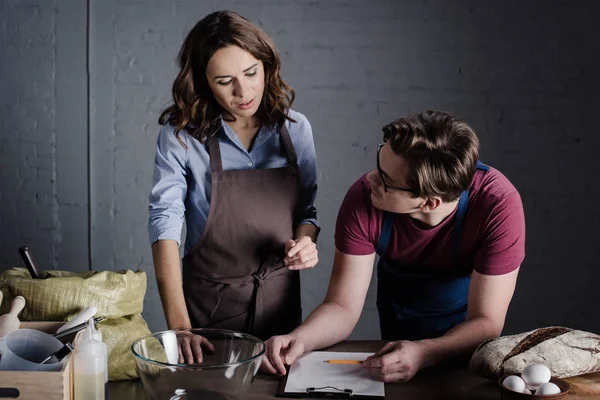 Panettieri discutendo ingredienti — Foto stock