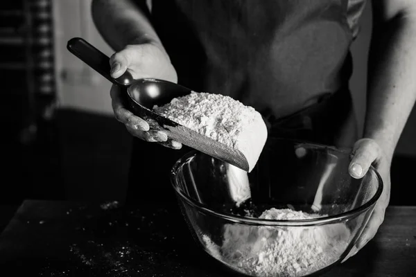 Baker peneirando farinha — Fotografia de Stock