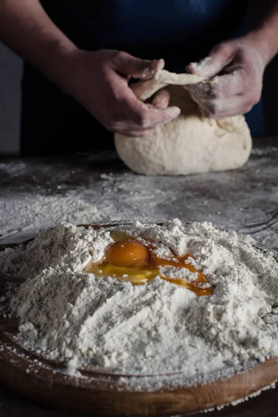 Bäcker knetet Teig — Stockfoto