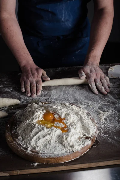 Bäcker knetet Teig — Stockfoto