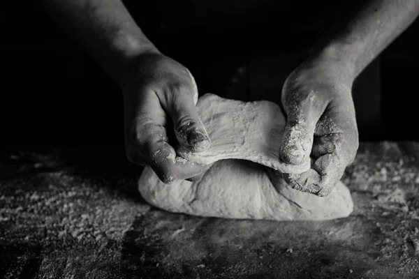Bäcker begutachtet Teig — Stockfoto