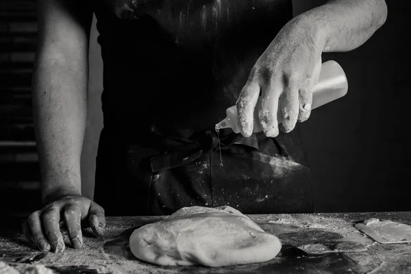 Baker preparando la masa - foto de stock