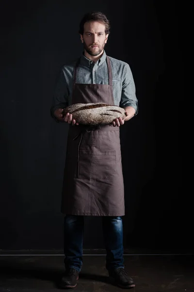 Panettiere con pane in mano — Foto stock