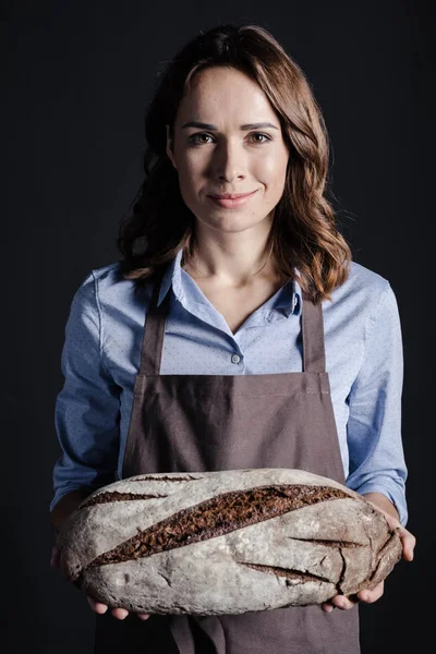 Mulher segurando pão — Fotografia de Stock