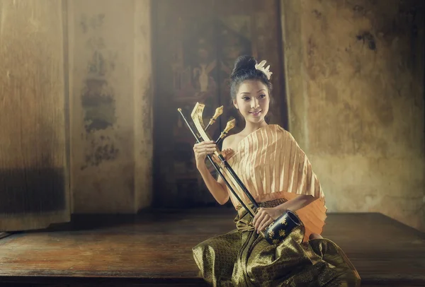 Beautiful Thai woman in traditional dress costume playing treble fiddle. — Stock Photo, Image