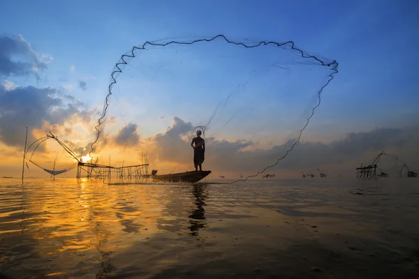Pescador en acción, Tailandia — Foto de Stock