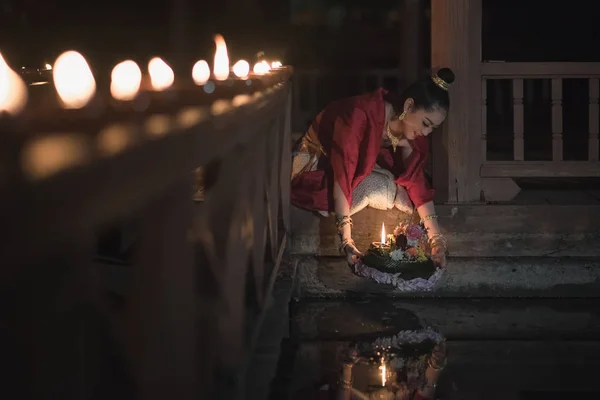 Mooie Thaise meisje in klederdracht kostuum — Stockfoto