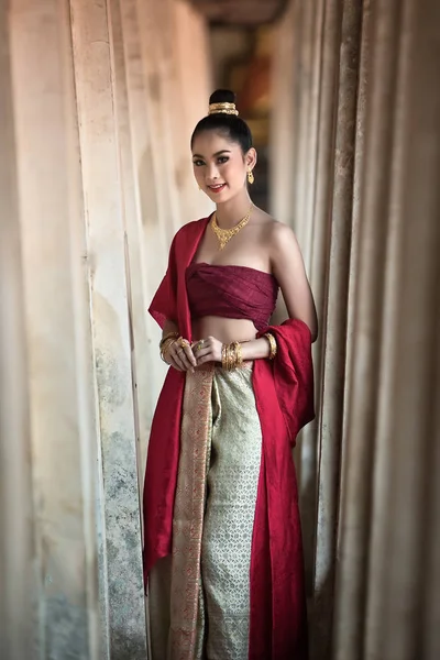 Mooie vrouw in Thaise jurk — Stockfoto