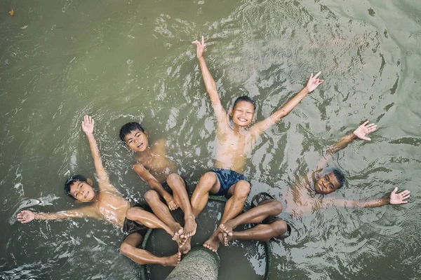 Glückliche Kinder auf dem Fluss, die Spaß haben. — Stockfoto