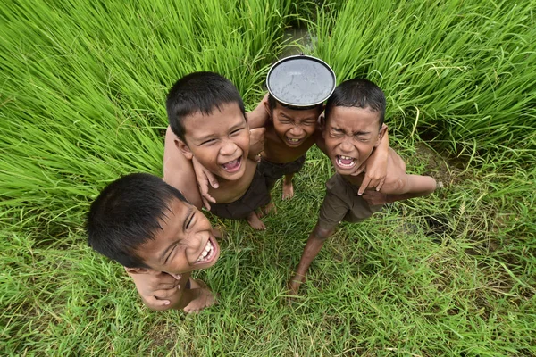 Feliz asiático crianças no campo . — Fotografia de Stock