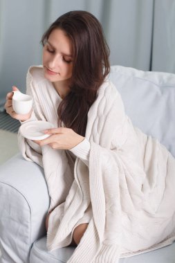 Bir fincan kahve ile bir model portre