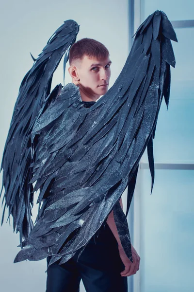 O homem com asas de anjo — Fotografia de Stock