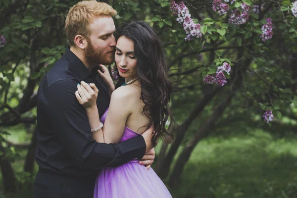 História de amor no jardim lilás — Fotografia de Stock