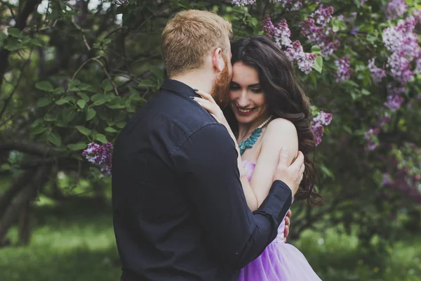 História de amor no jardim lilás — Fotografia de Stock