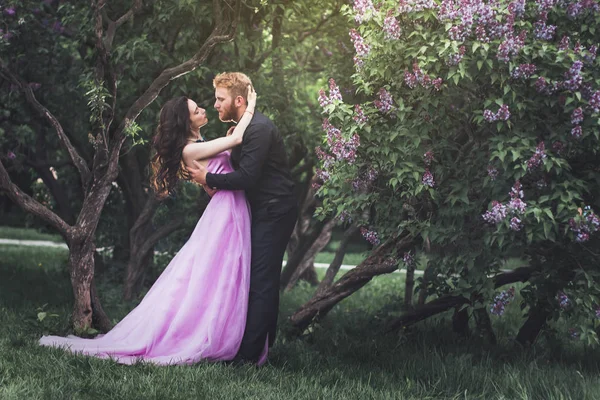 História de amor no jardim lilás — Fotografia de Stock