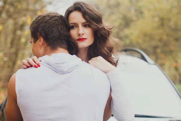 Outono história de amor belo casal . — Fotografia de Stock