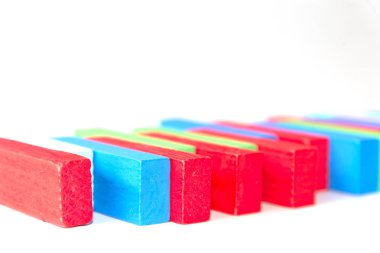 Renkli ahşap küp yapı taşları, tarzı ev çatı kavramı yığını.