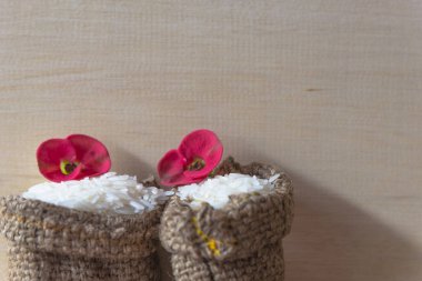 Ahşap üzerine Tayland kokulu Yasemin pirinç.