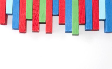 Renkli ahşap küp yapı taşları, tarzı ev çatı kavramı yığını