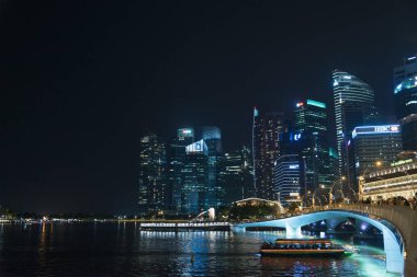Singapur - Temmuz 07,2017: kule arka merlion Temmuz tarihinde Marina Bay Sands otelinin 07,2017 Singapur