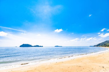 deniz manzarası ve yaz sezonunda, Ove mavi gökyüzü arka plan üzerinde güneş