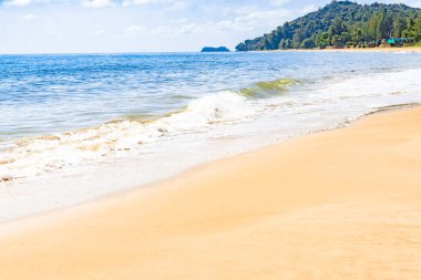 Sandy Beach üzerinde mavi okyanusun dalga yumuşak. Arka plan. Seçici fo