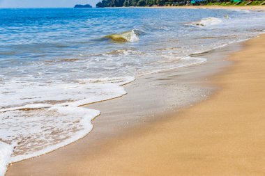 Sandy Beach üzerinde mavi okyanusun dalga yumuşak. Arka plan. Seçici fo