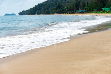 Sandy Beach üzerinde mavi okyanusun dalga yumuşak. Arka plan. Seçici fo