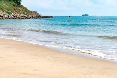 Sandy Beach üzerinde mavi okyanusun dalga yumuşak. Arka plan. Seçici fo