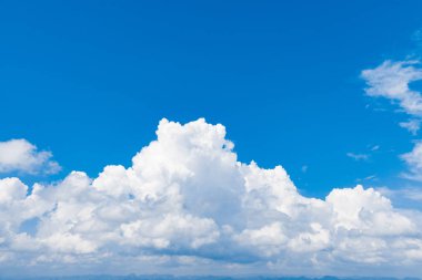 beyaz bulut ve mavi gökyüzü arkaplan resmi.