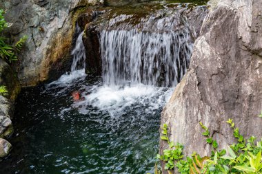 Küçük dağ şelale içinde yosun kaplı buzlu 