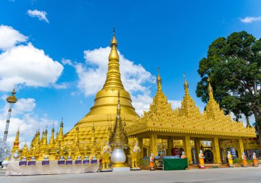 WAT Suwan Khiri, altın Shwedagon Pagoda, Ranong, Tayland 01 Nisan 2018 simülasyonu