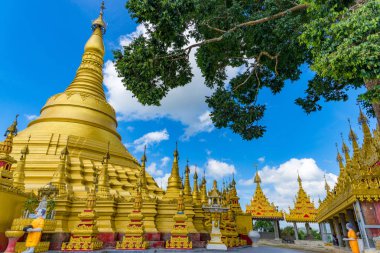 WAT Suwan Khiri, altın Shwedagon Pagoda, Ranong, Tayland 01 Nisan 2018 simülasyonu