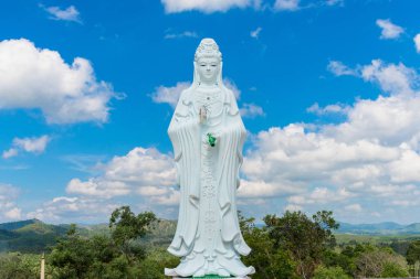 Wat Suwan Khiri, altın Shwedagon Pagoda, Ranong, Tayland, Simmulate, Guanyin büyük heykeli.
