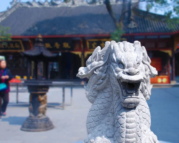 Statue of the dragon in the temple yard — Stock fotografie