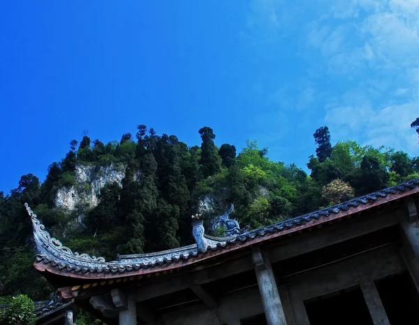 Templo no lado da montanha — Fotografia de Stock